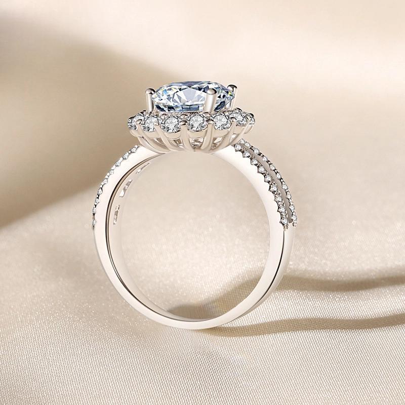 Round gem halo baguette ring