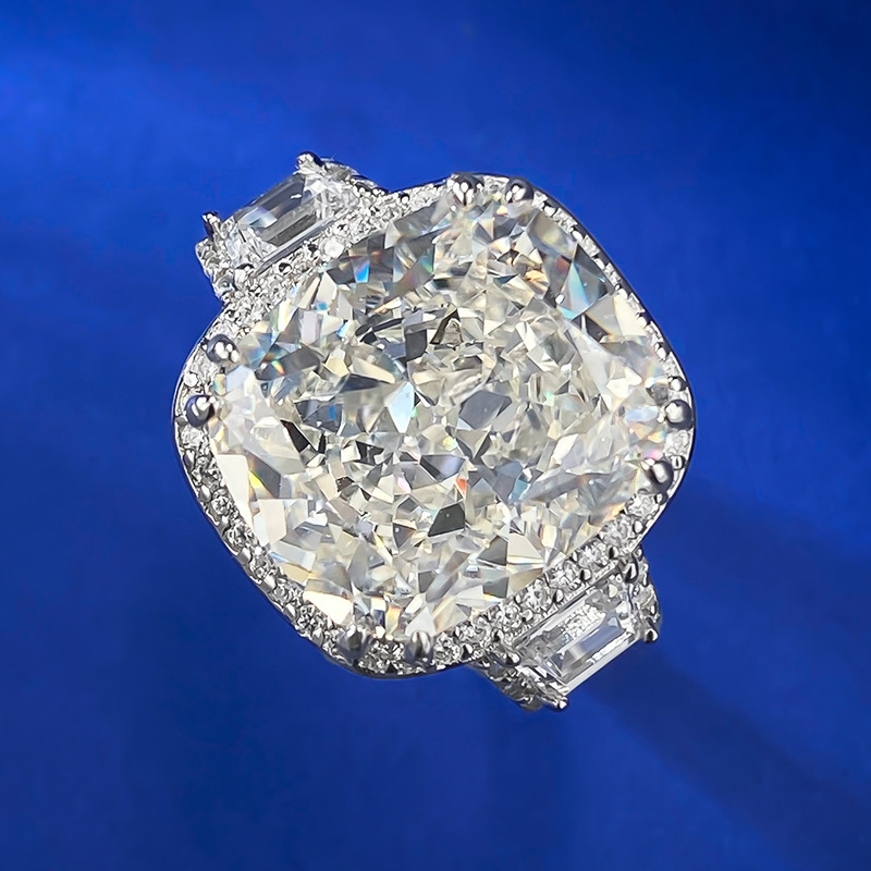Round Diamond Engagement Ring