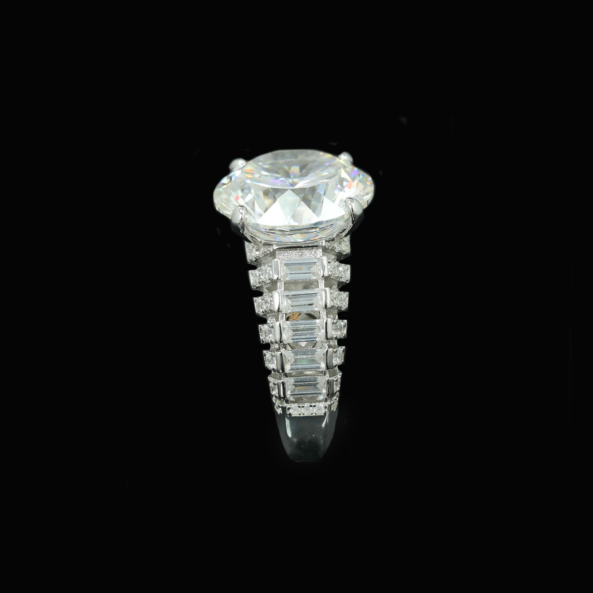 Jewelryay_925silver_Round-prong-HighCarbonDiamond-sideview_a23484bd-b9ba-4f29-9709-c24dc930e9de.png