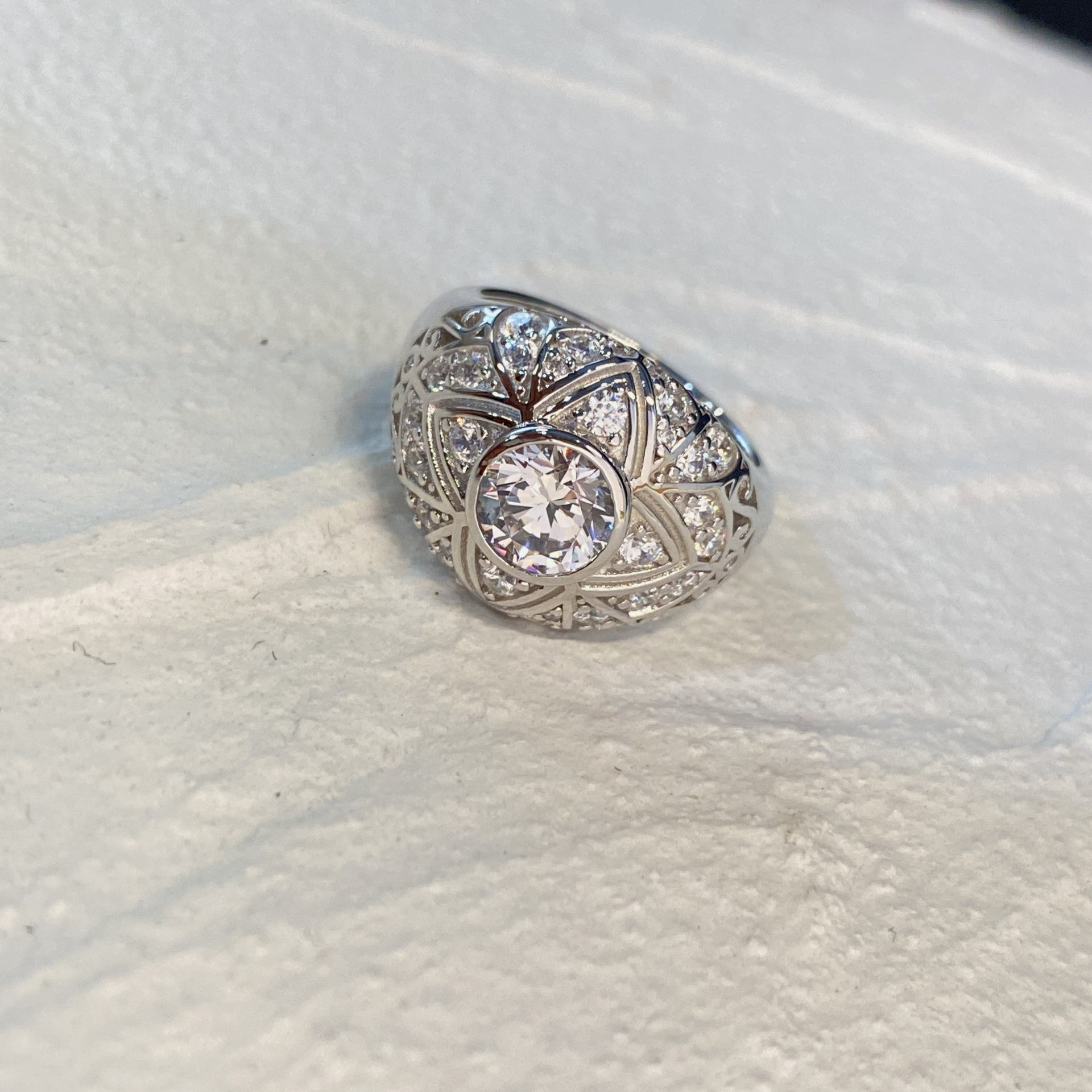 Jewelryay_925silver_Round_prong_HighCarbonDiamond-frontview_f365b76b-04b0-4ea0-b2d2-ca6406e09392.png
