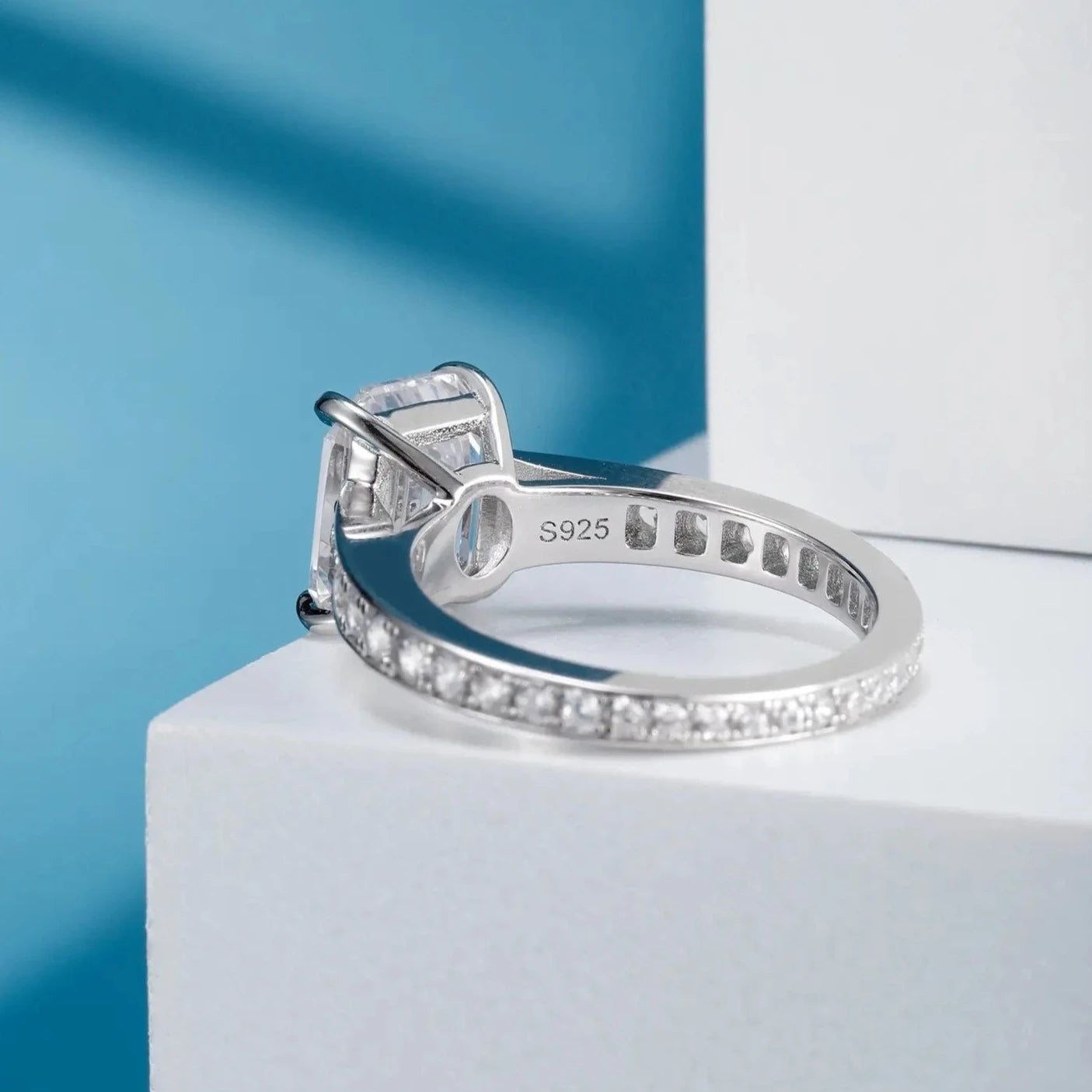 Emerald - cut pavé ring